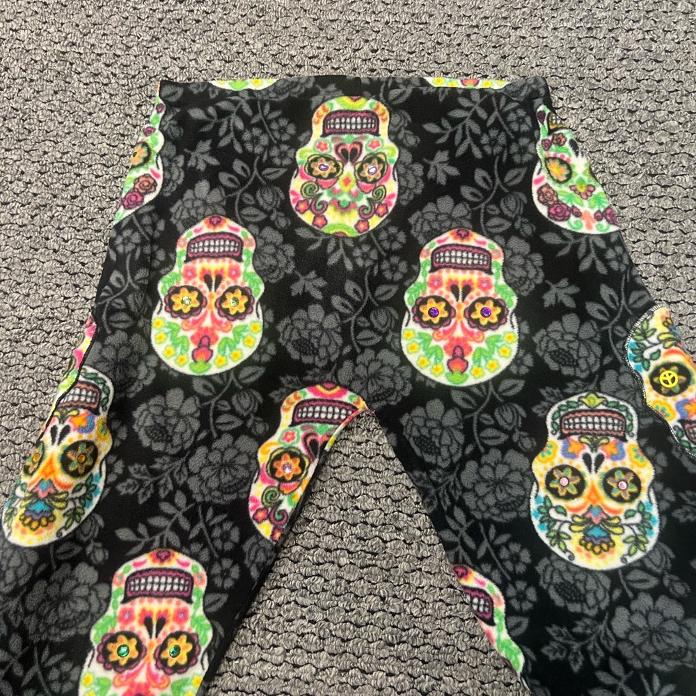 Colorful Skull Patterned Beanie - Picture 4 of 11
